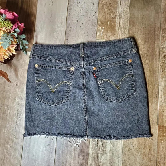Vintage Levi's Side Slit Jean Skirt Misses Size 8 Black Distressed Raw Hem - Picture 2 of 14